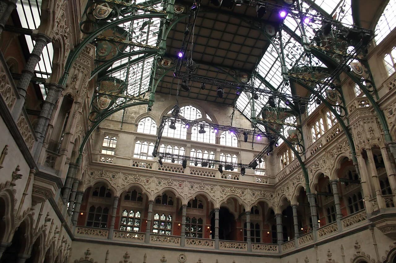 Cour intérieure de la Handelsbeurs d’Anvers sous sa verrière.