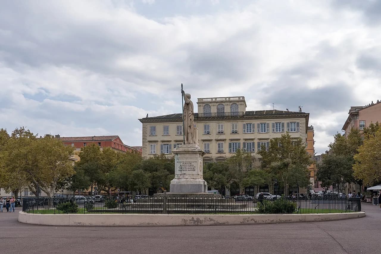 Place Saint-Nicolas à Bastia, avec son monument et les façades voisines.