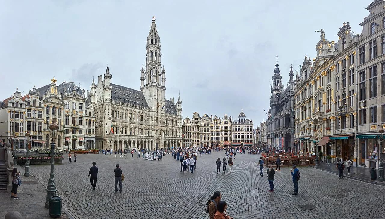 Vue panoramique de la Grand-Place de Bruxelles et de ses façades.