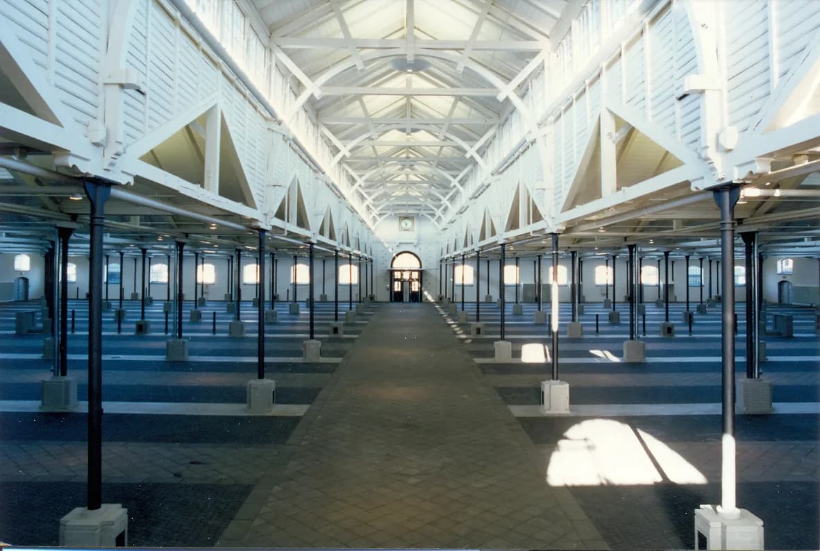 Grande halle vide d’Øksnehallen à Copenhague, avec ses colonnes.