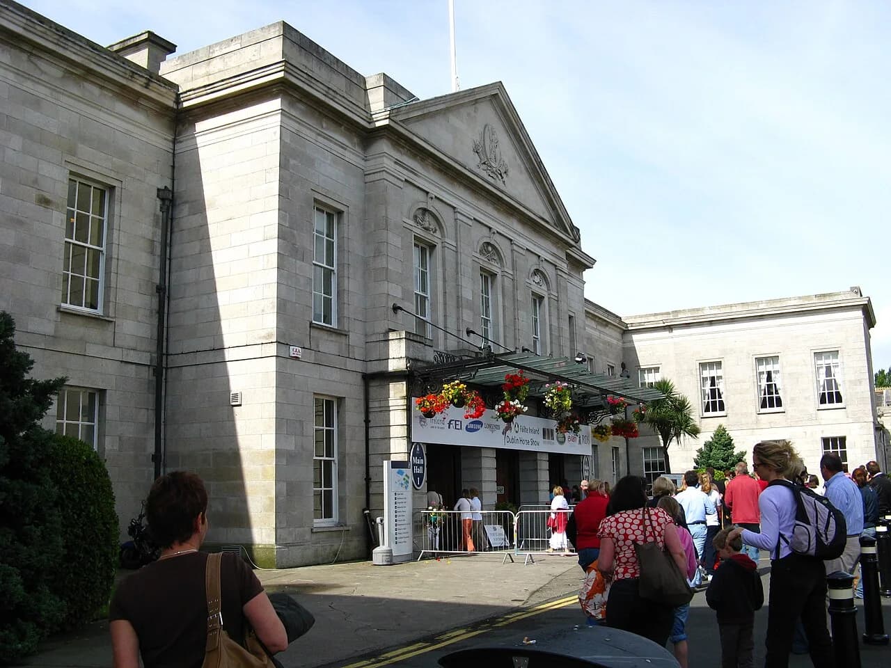 Entrée principale du RDS à Dublin, avec des visiteurs.