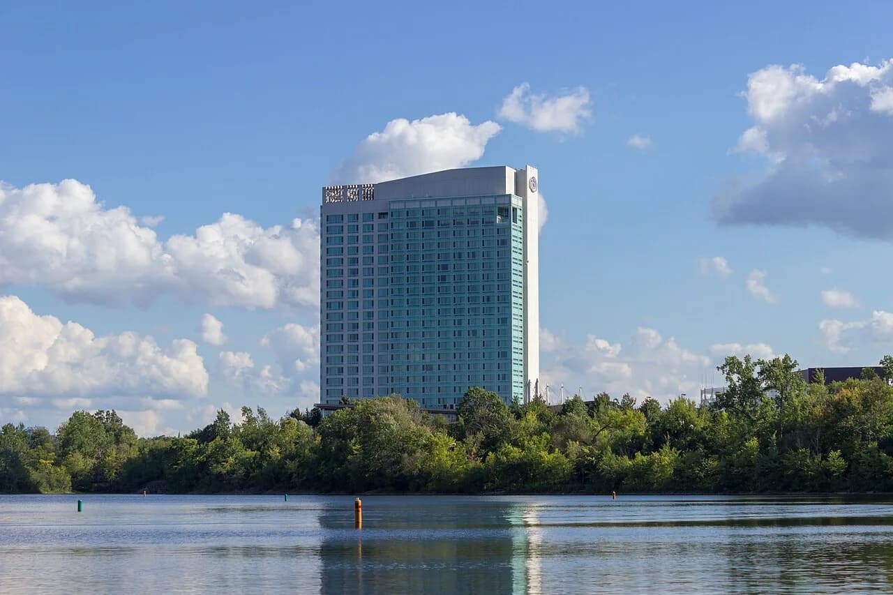 Hôtel Hilton Lac-Leamy vu depuis le bord du lac à Gatineau.