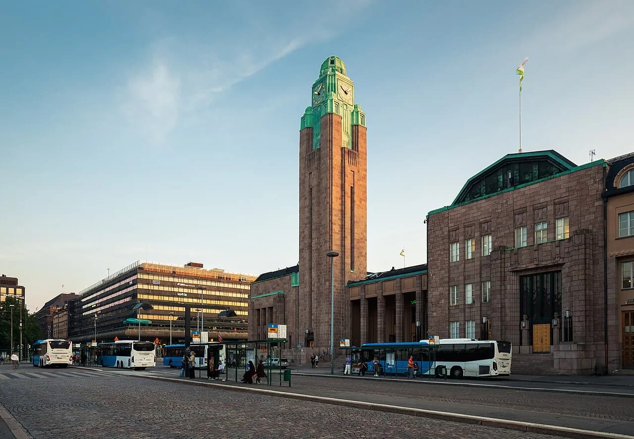 Façade de la gare centrale d’Helsinki vue depuis Rautatientori.