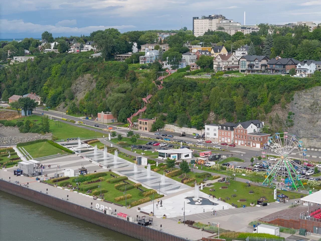Vue du quai Paquet à Lévis avec les fontaines et le fleuve.