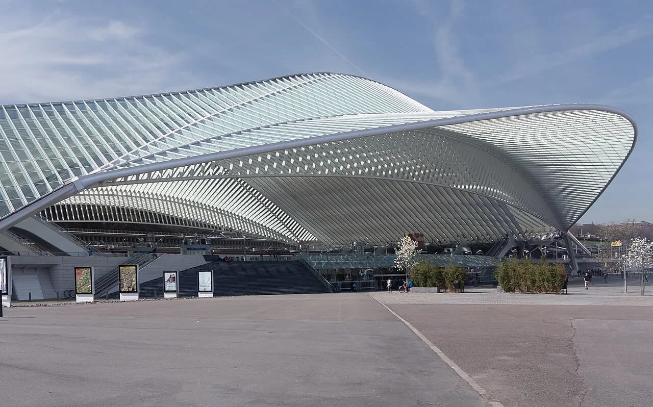 Verrière et parvis de la gare de Liège-Guillemins.