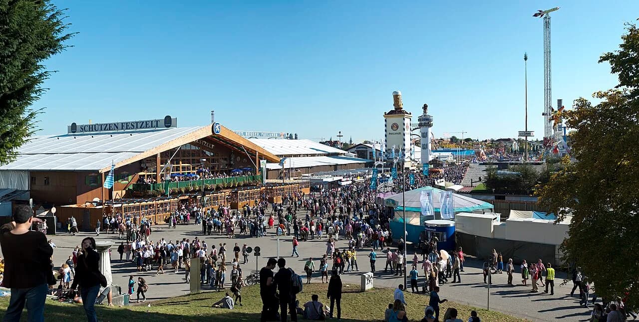 Vue d’ensemble de l’Oktoberfest de Munich, avec les allées et les tentes.