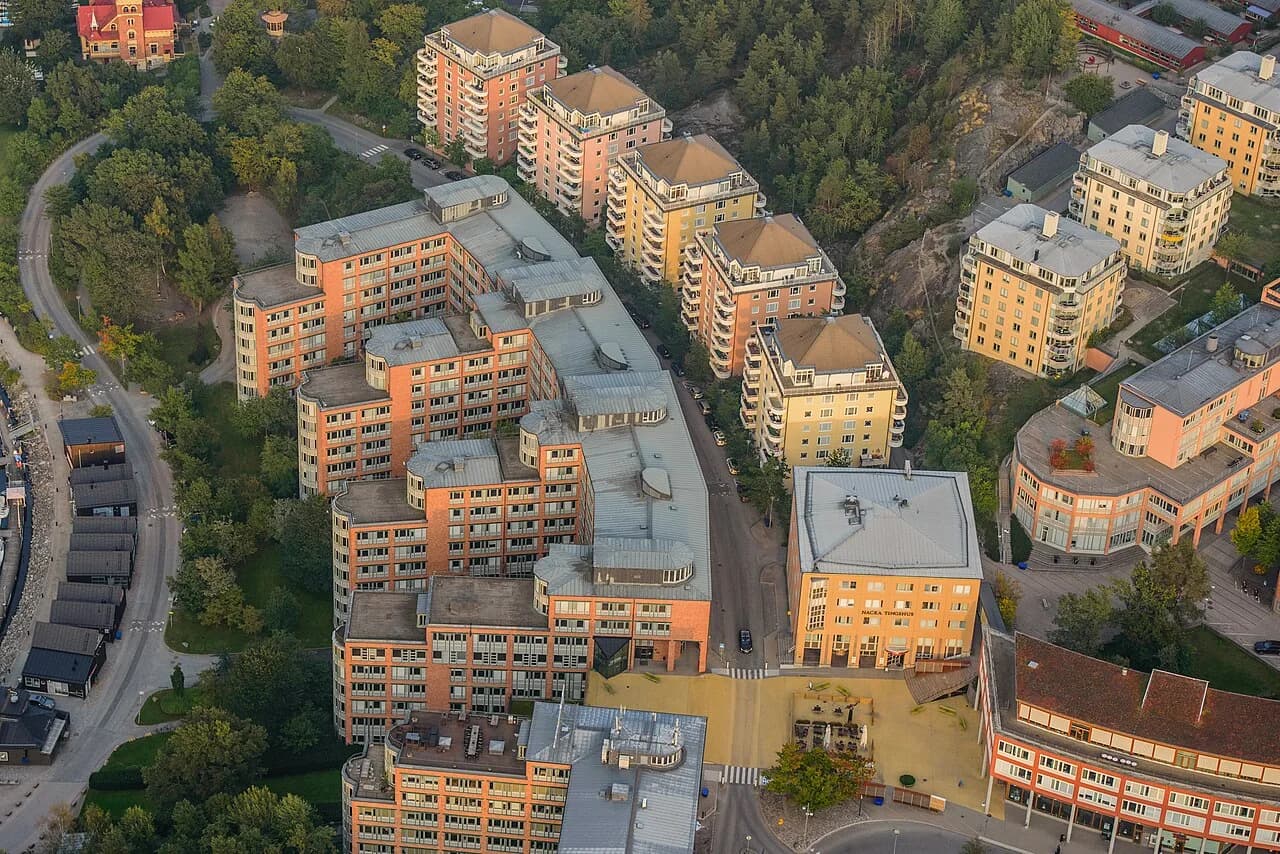 Vue en hauteur des immeubles du quartier de Nacka Strand.