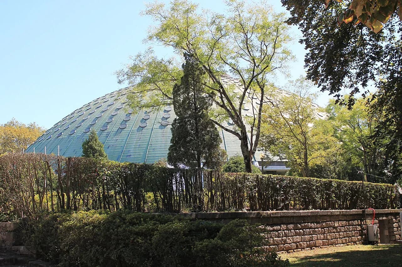 Jardins du Palácio de Cristal à Porto, avec le pavillon en arrière-plan.