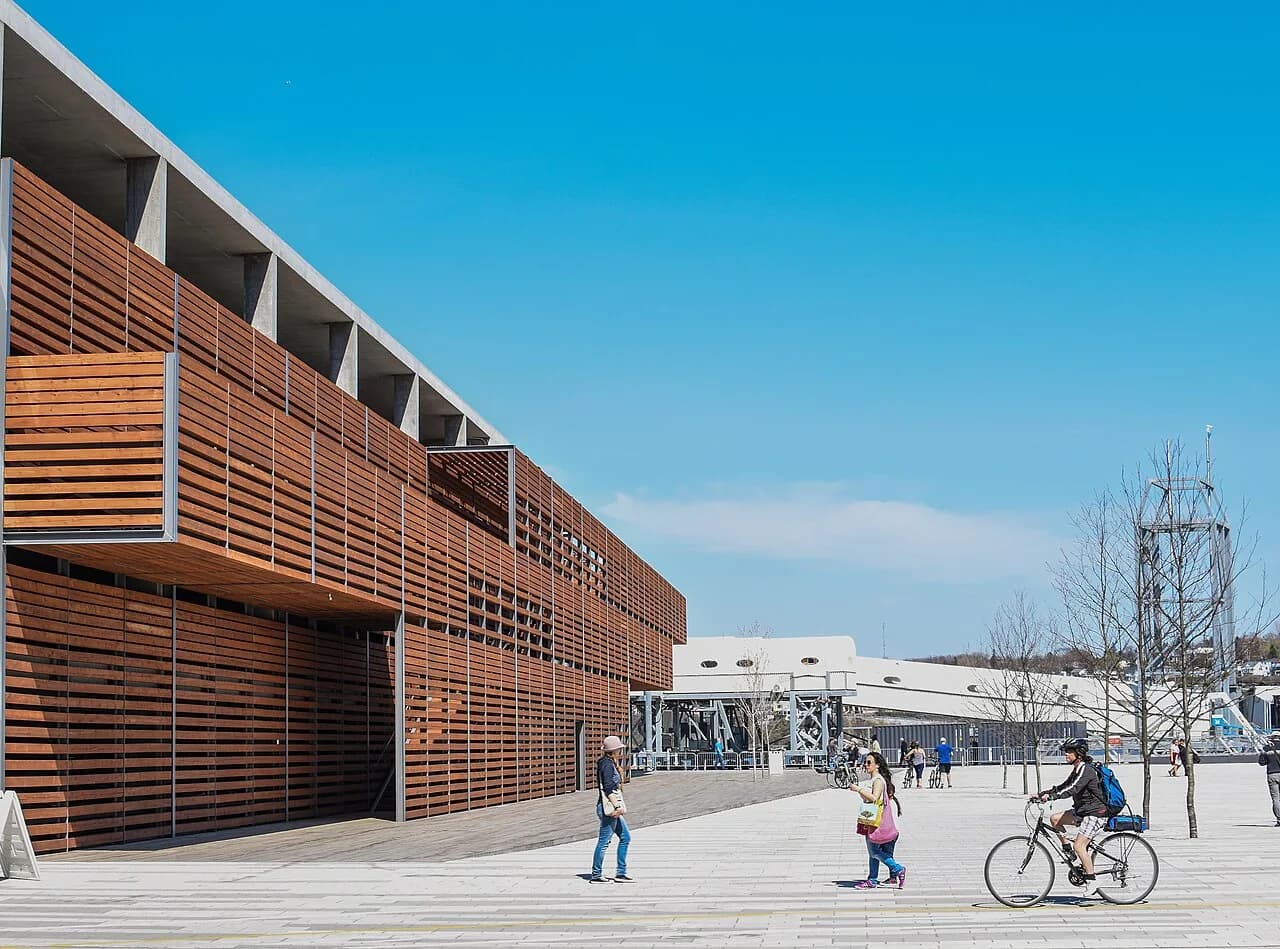 Pavillon de bois et esplanade de la place des Canotiers à Québec.