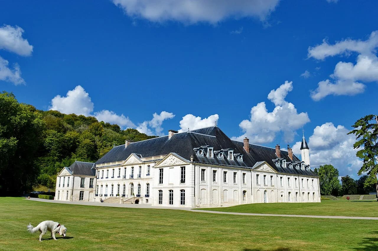 Façade de l’abbaye du Valasse vue depuis les pelouses.