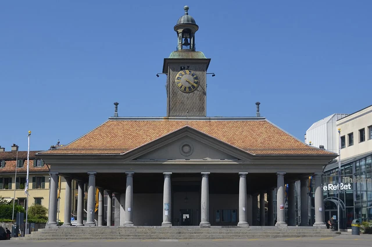 Façade de la Grenette de Vevey et son horloge.