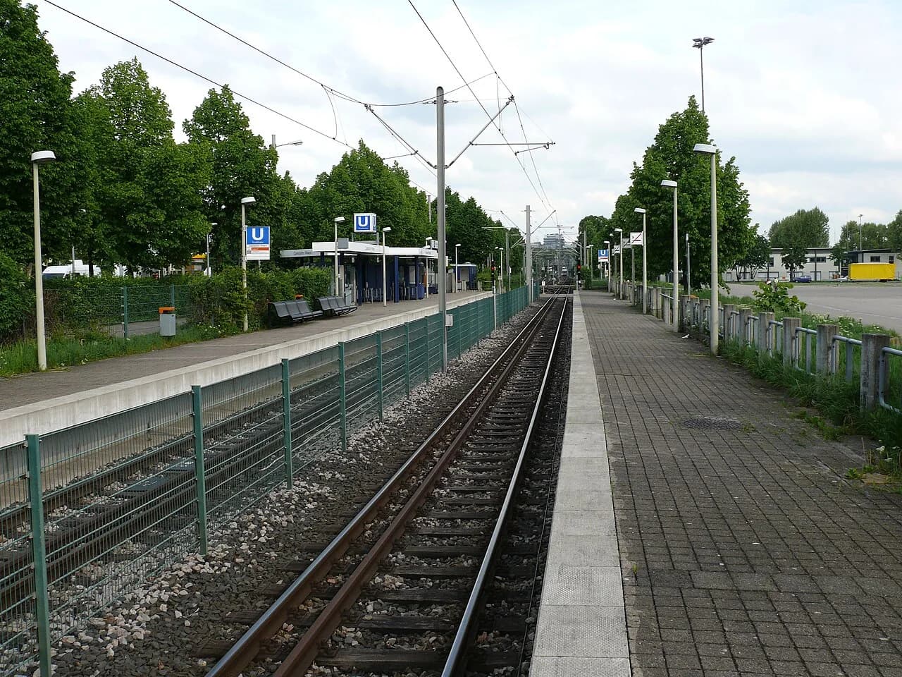 Quais de la station de tramway Cannstatter Wasen à Stuttgart.