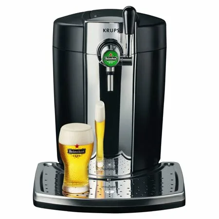 Machine Krups BeerTender B65 avec son plateau et un verre devant le bec.