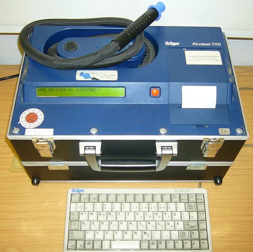 Éthylomètre Dräger Alcotest 7110 avec tuyau de prélèvement et clavier.