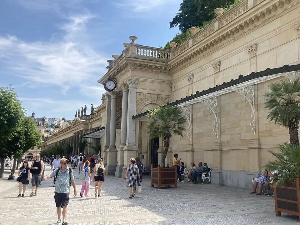 Façade et colonnes de la colonnade du Moulin à Karlovy Vary, en Tchéquie.