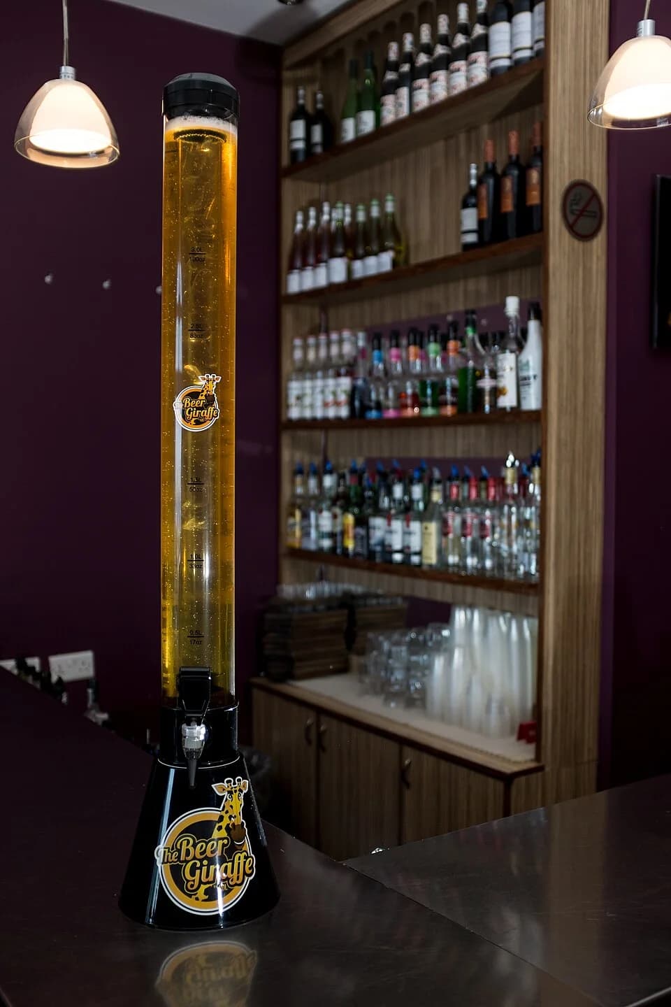 Girafe à bière conique graduée jusqu’à 3 litres, avec robinet à la base, sur un comptoir.