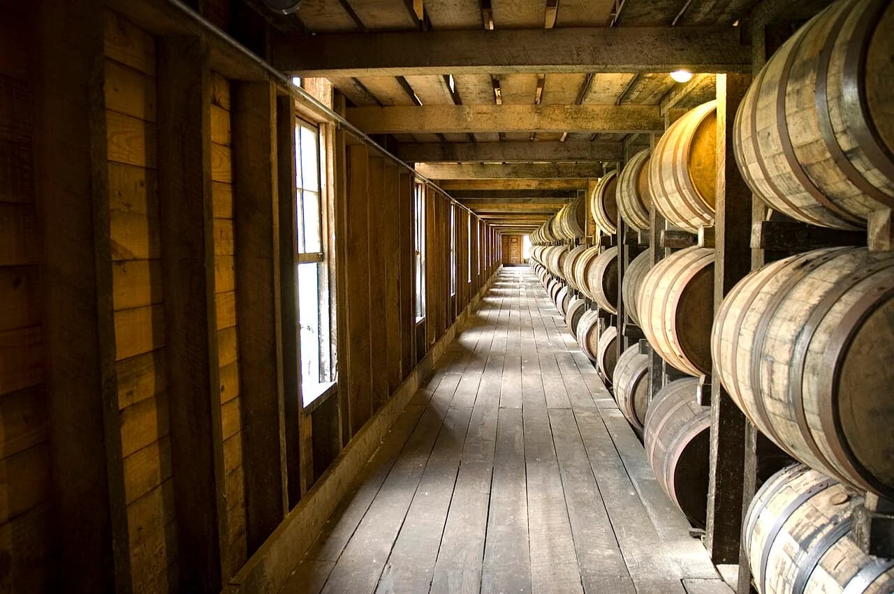 Rangées de fûts de bourbon dans un entrepôt du Kentucky.