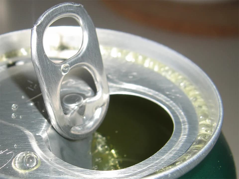 Couvercle et languette d’une canette en aluminium ouverte.