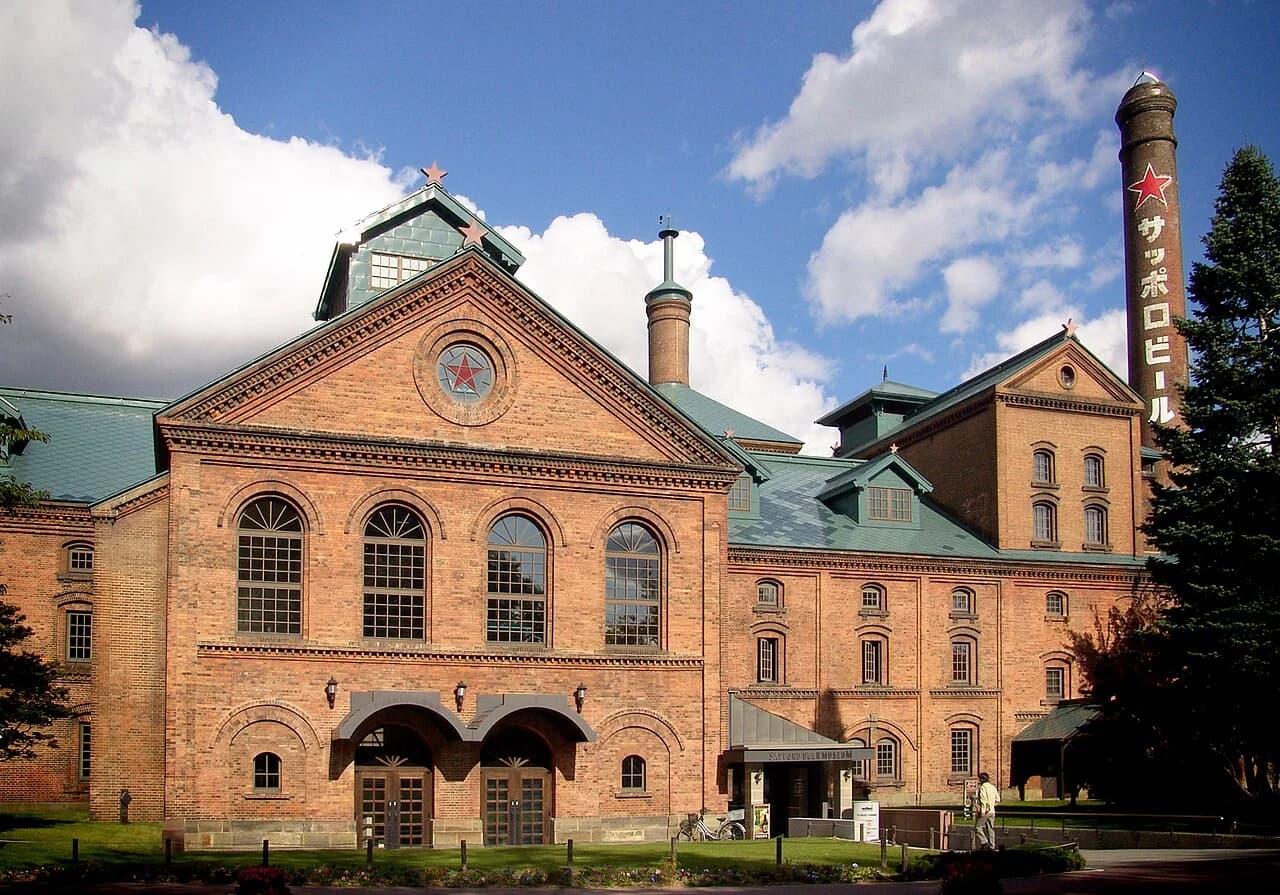 Façade de briques du musée de la bière de Sapporo, au Japon.