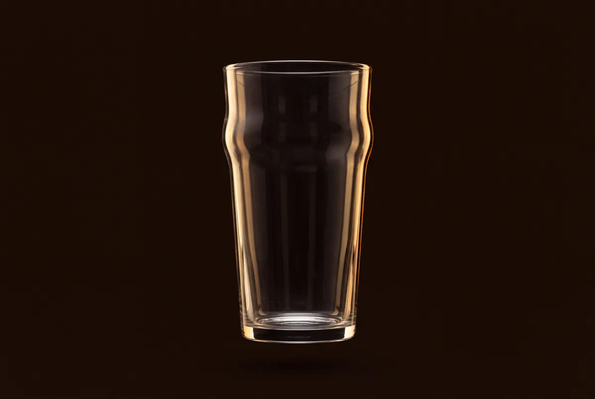Verre pinte droit et vide.